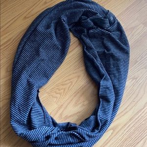 Lululemon black and white stripe scarf